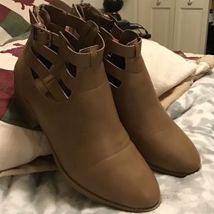 American eagle size 5 tan brown ankle boots so cute! NWOT